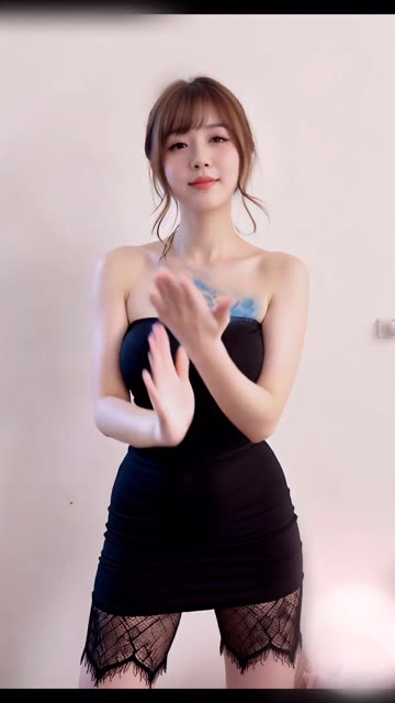 13秒心动瞬间 抹胸黑裙小姐姐也太绝了